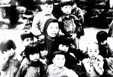 百个孩童齐喊“丑妈妈”，这位不拿枪、不带兵的女战士，赢得了所有人的尊重！