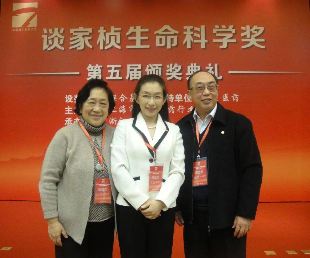 一家三口走红毯，他们共同的身份是……